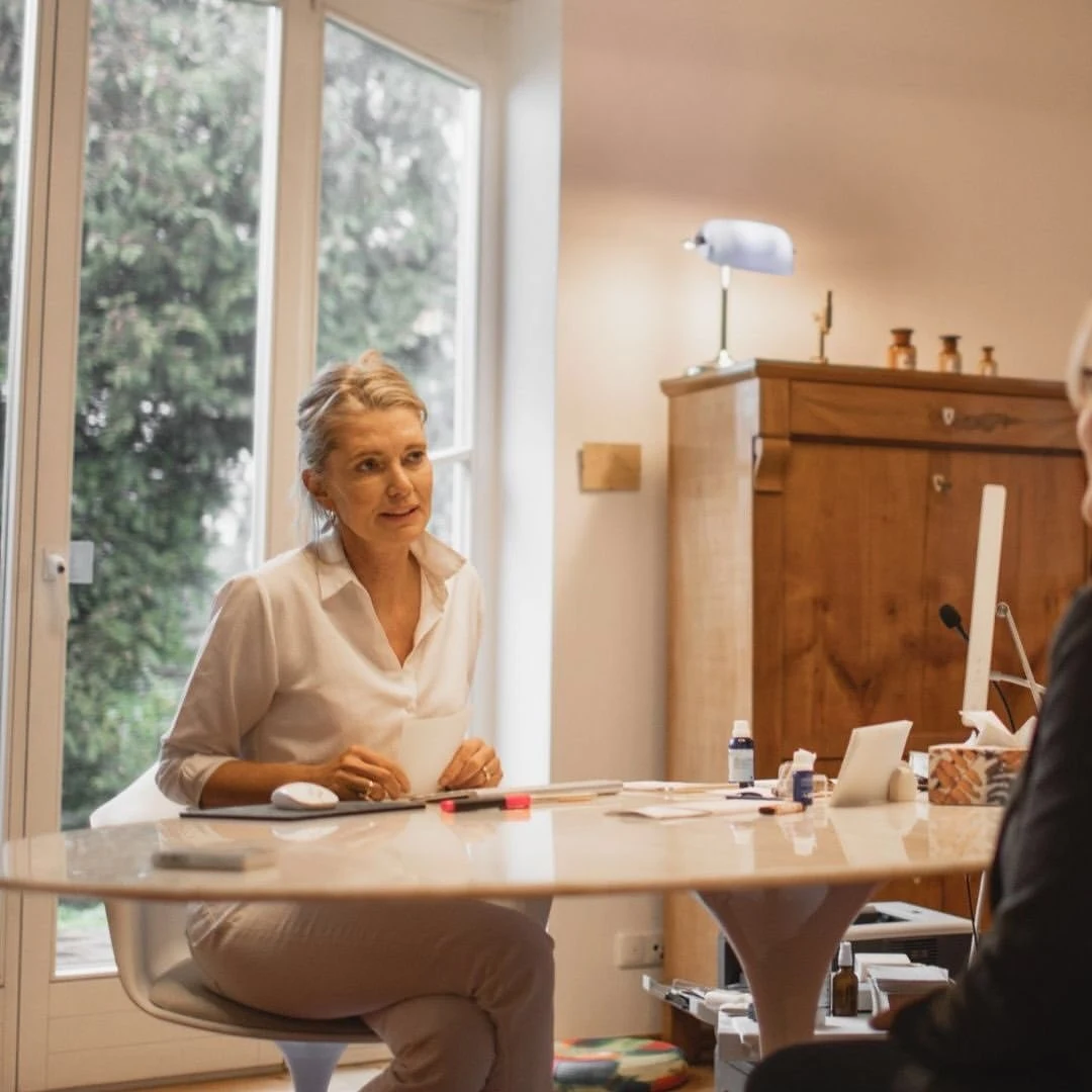 Ärztliches Gespräch mit einer Patientin in der Praxis